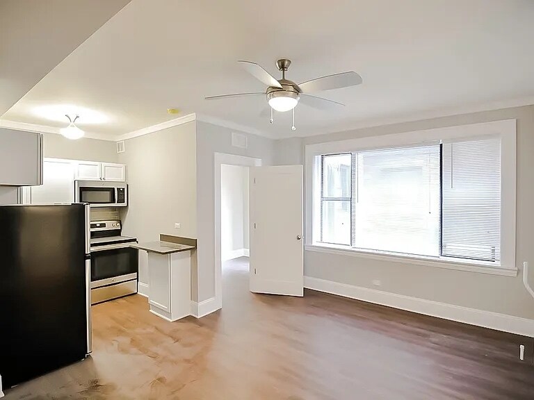 Primary Photo - 827 W Lakeside Pl