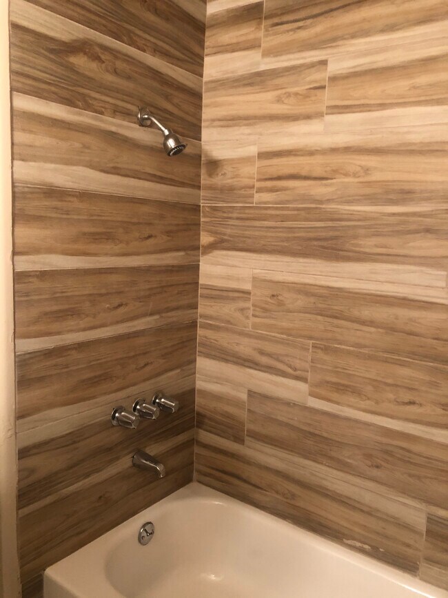 Building Photo - 407 Violet Ave