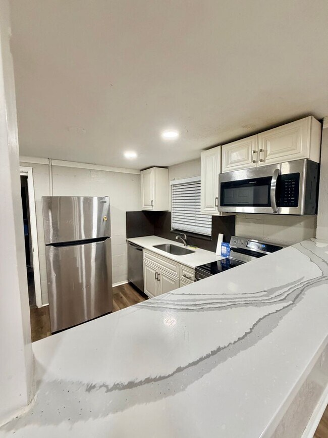 Building Photo - Super Cute 3/1 Walking Distance to High School and Downtown!