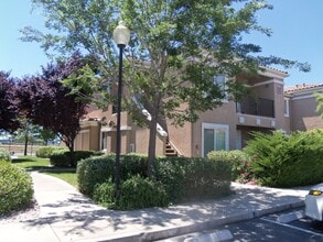 Building Photo - Adorable Upstairs 1/1 Condo (North Natomas...