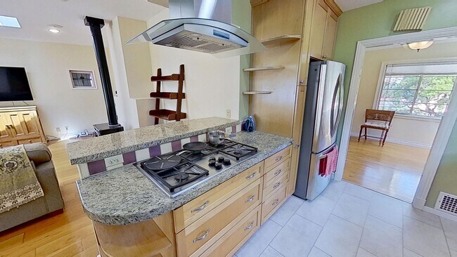 Building Photo - Amazing and Spacious 3 bed / 2 bath home! ...