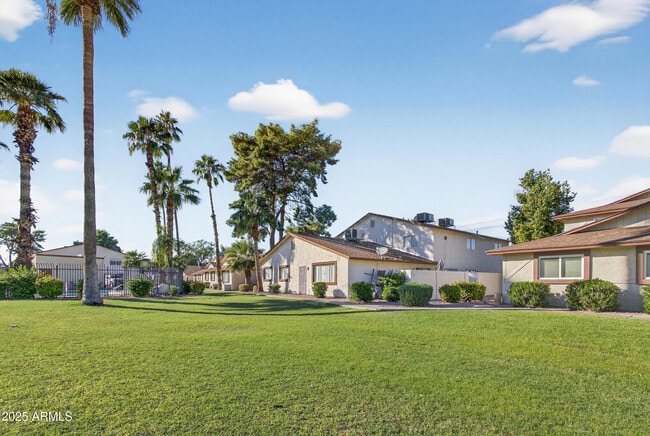 Building Photo - 860 E Brown Rd