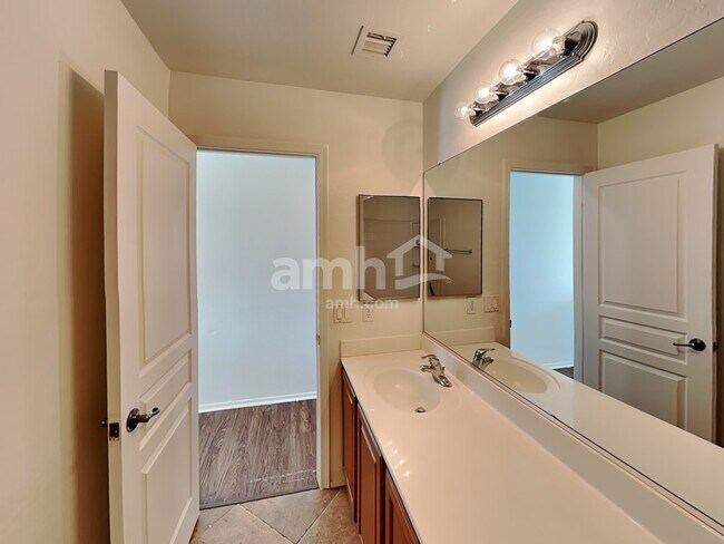 Building Photo - 1811 W Desert Canyon Dr