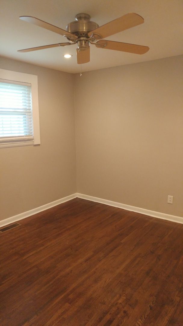 Building Photo - Lovely 2 Bed 1 Bath Triplex In The Heart O...