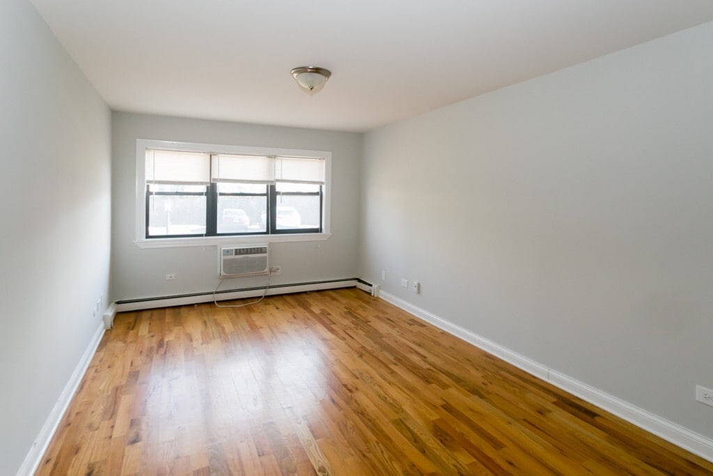 Building Photo - 701 Elm Pl