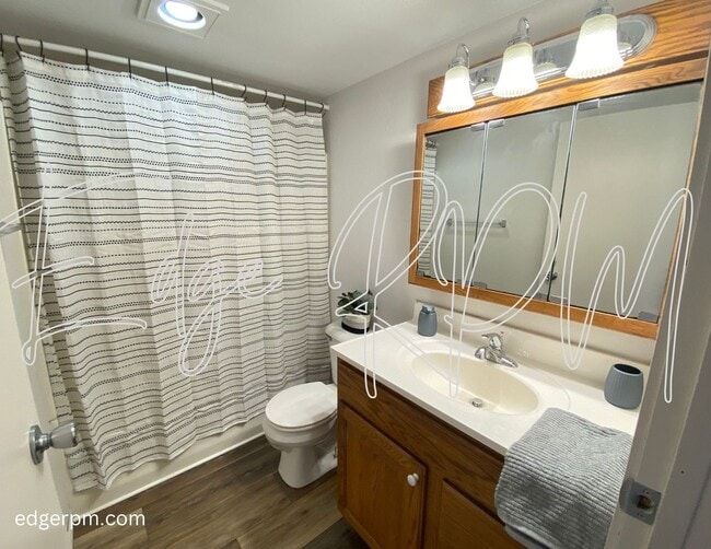 Building Photo - Updated 2 Bedroom, 1 Bath Townhome – Great...