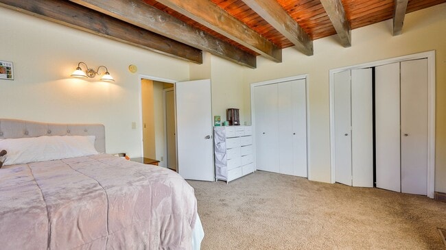 Building Photo - 4 Bedroom 2 Bath Level Entry Home