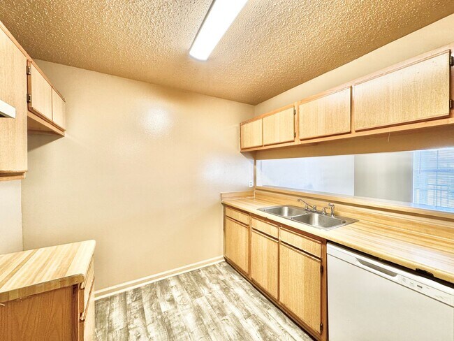 Building Photo - Three Bedroom Apartment with Spacious Dining and Living Area