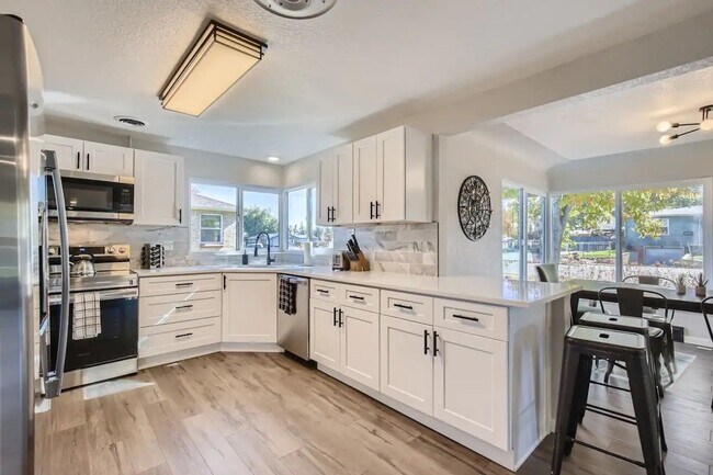 Building Photo - $0 DEPOSIT OPTION. STUNNING 3BED/2BATH DUPLEX IN BERKELEY NEIGHBORHOOD