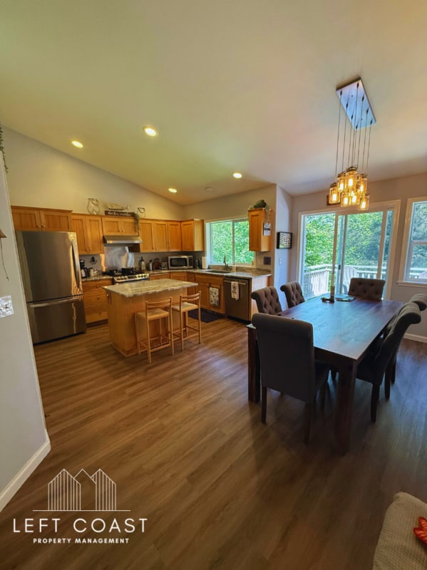 Building Photo - 6106 NE Oar Dr