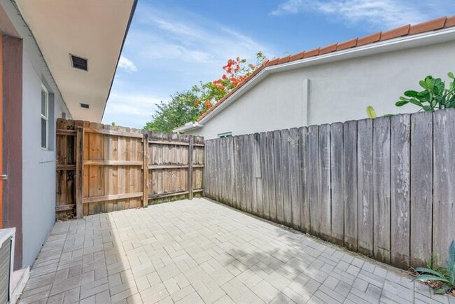 Building Photo - 1720 NE 13th St