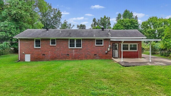 Building Photo - 3 Bedroom 2 Bath Home For Rent Near Downtown!