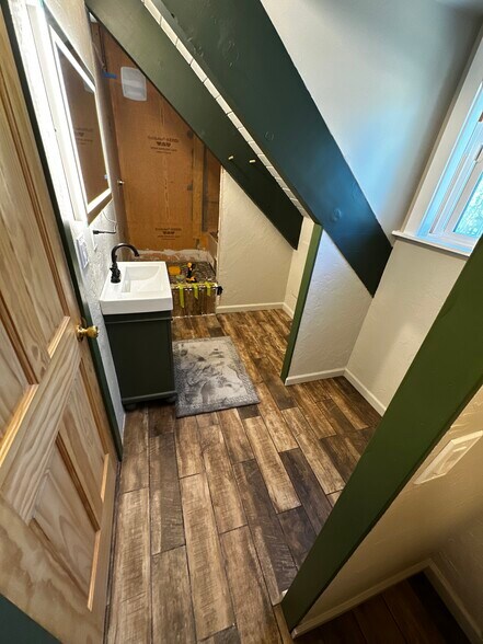 Building Photo - 910 Creekwood Dr
