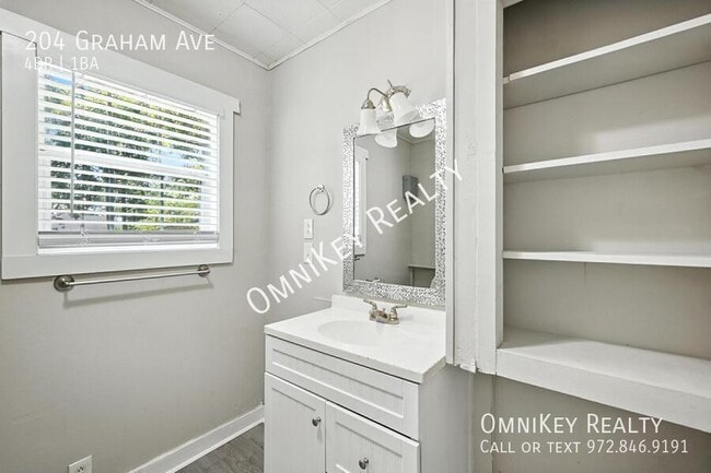 Building Photo - 204 Graham Ave