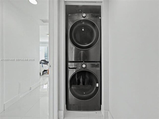 Building Photo - 2950 NE 188th St