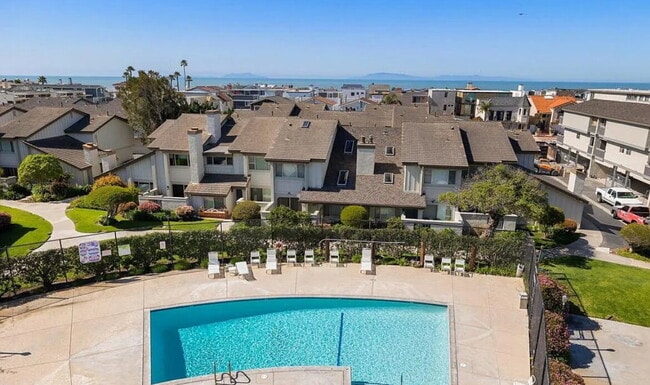 Building Photo - charming one-bedroom, one-bath retreat nestled in a serene beachside community