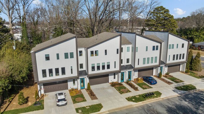 Building Photo - 1553 Pinecrest Ave