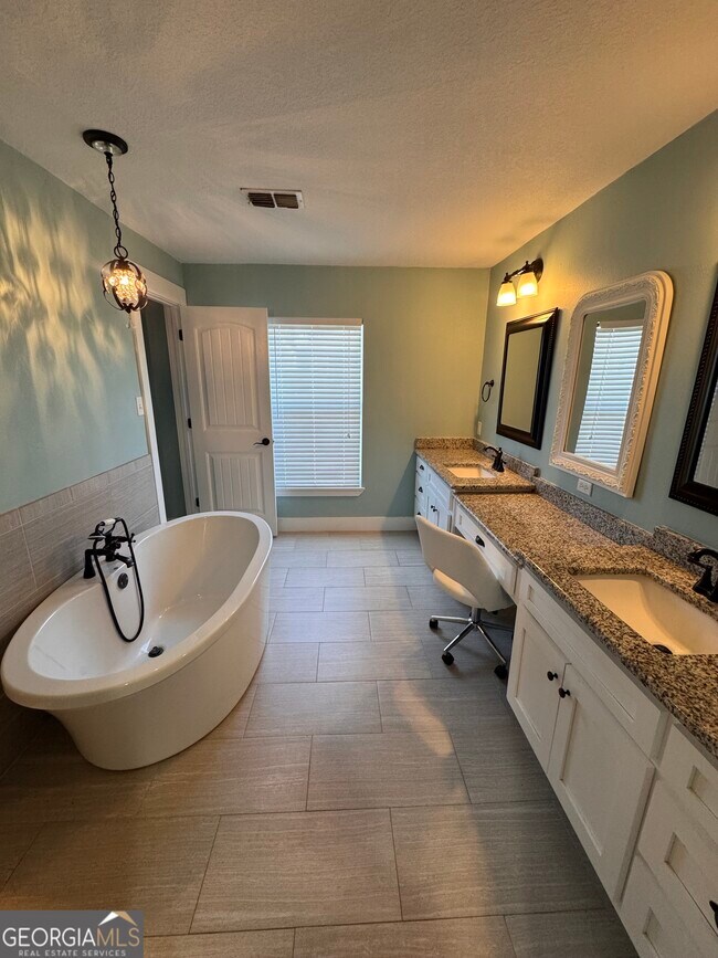 Building Photo - 219 Pine Bluff Dr