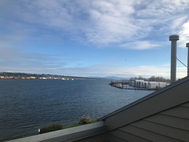 Building Photo - Bright Loft Condo with Stunning Columbia River Views