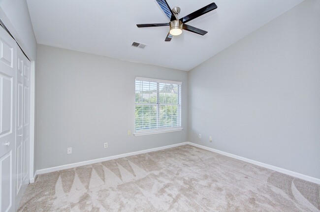 Building Photo - Discover this beautifully updated Raintree townhome featuring an open floor plan and a range of c...