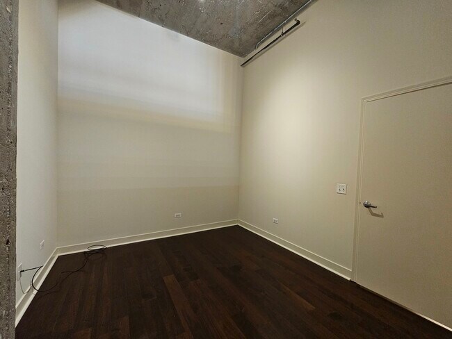 Building Photo - 320 E 21st St