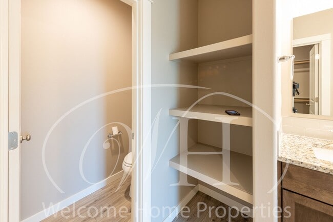 Building Photo - Brand NEW Home!  Overlooking the Golf Course!