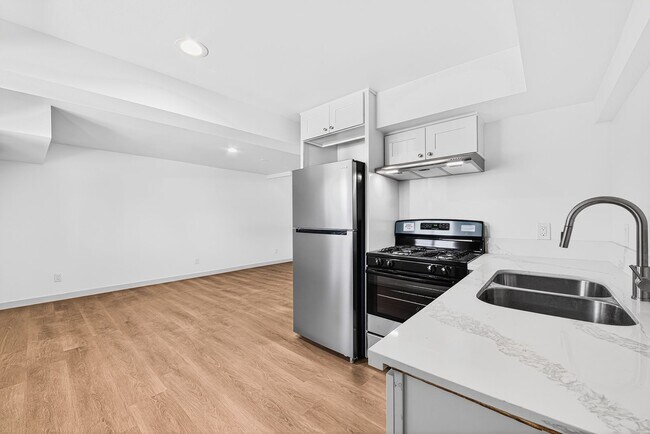 Interior Photo - 1121 Daisy Avenue