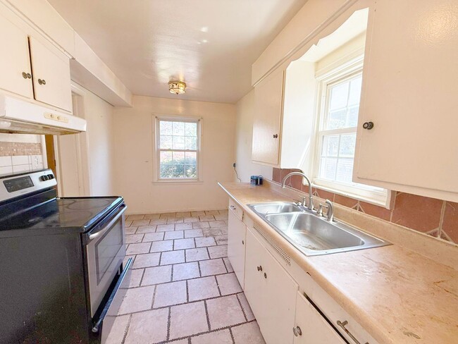 Building Photo - 3 BED 1 BATH BEAUTIFUL SINGLE FAMILY HOME ...