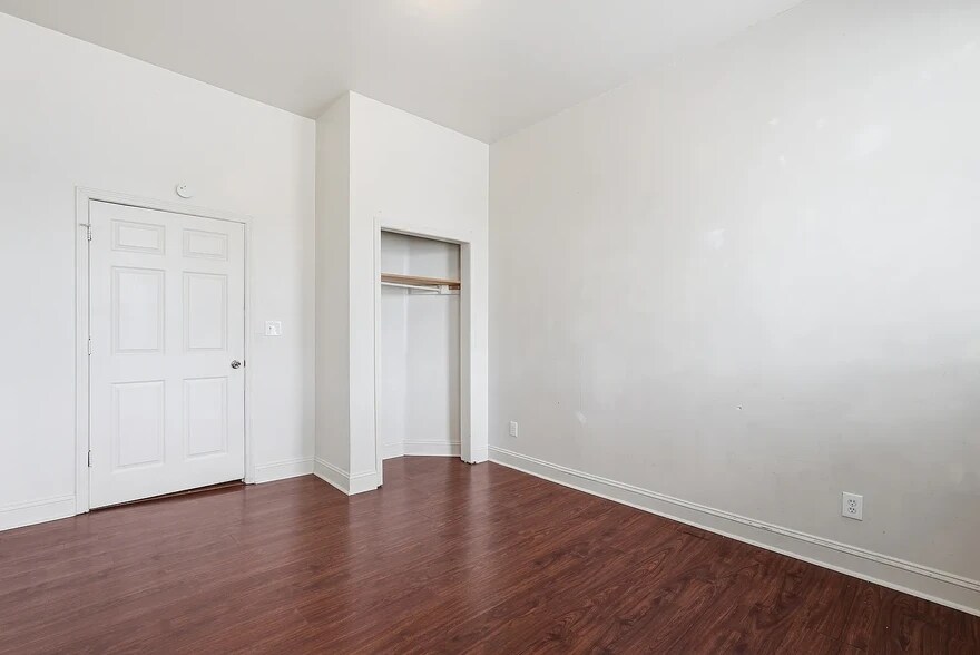 Building Photo - 309 W 41st St