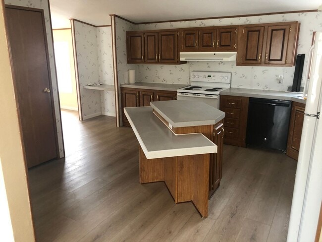 Building Photo - Country living close to town on 1 acre!