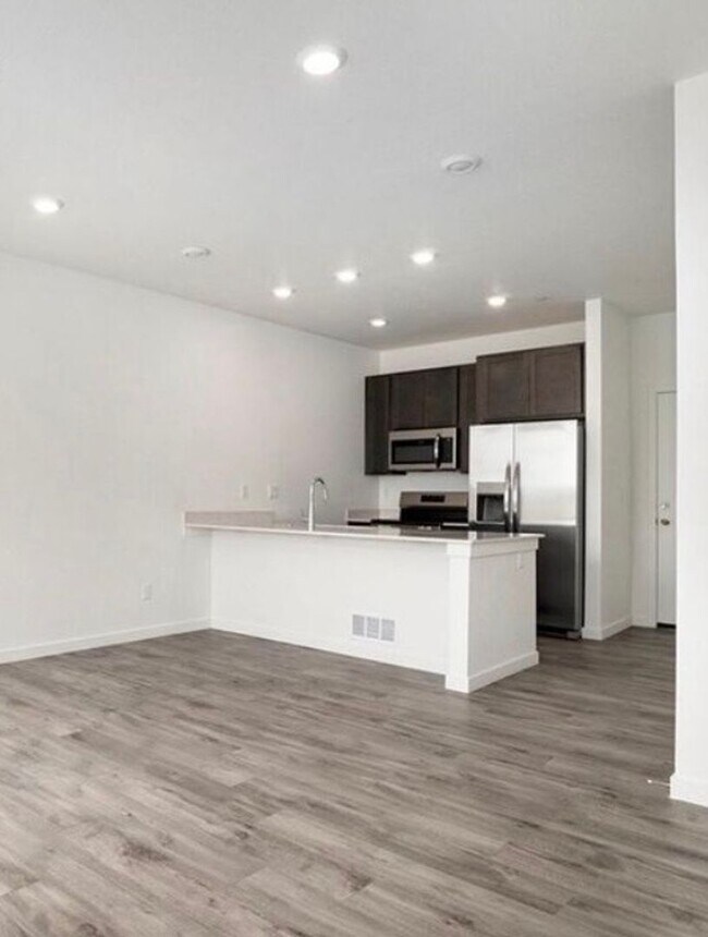 Building Photo - Efficient & Modern 2024-Built Townhome | 2 Bed | 2-Car Garage | Timnath