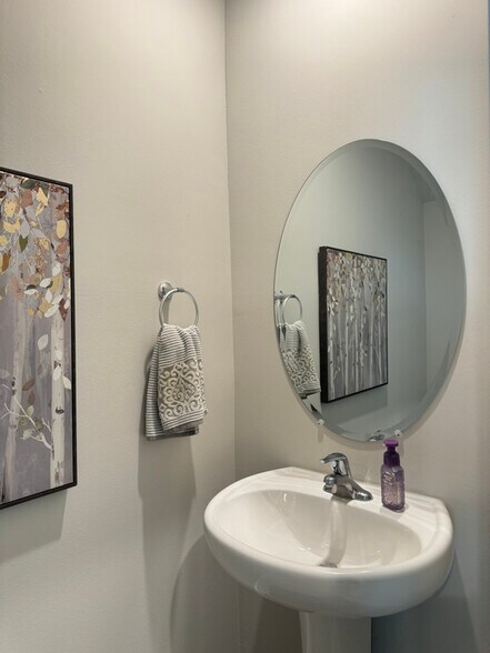 Building Photo - 5649 Mentmore Dr