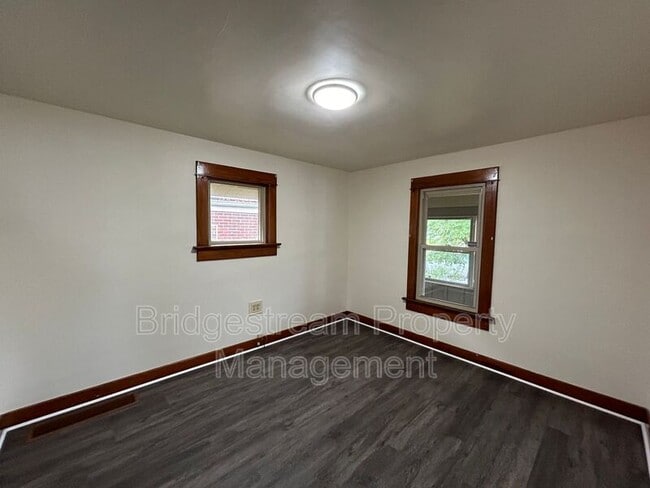 Building Photo - 2700 Springmont Ave