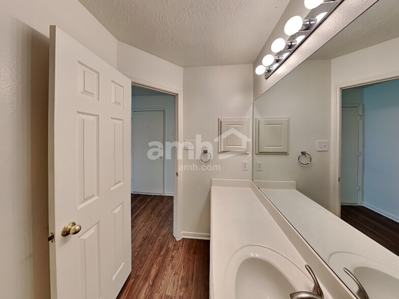 Building Photo - 802 Cherry Blossom Dr