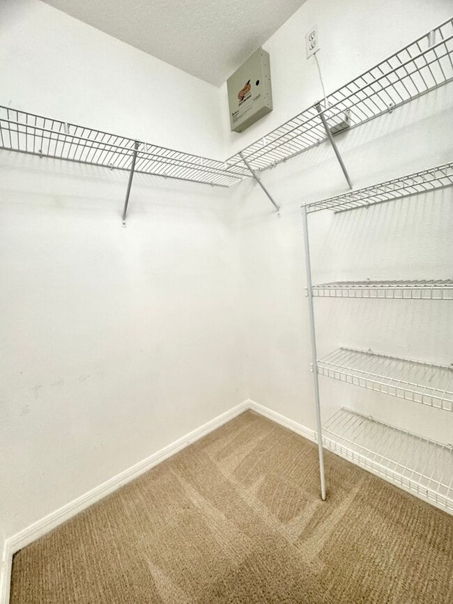 Building Photo - Beautifully Updated 4/3, Gated Community, ...