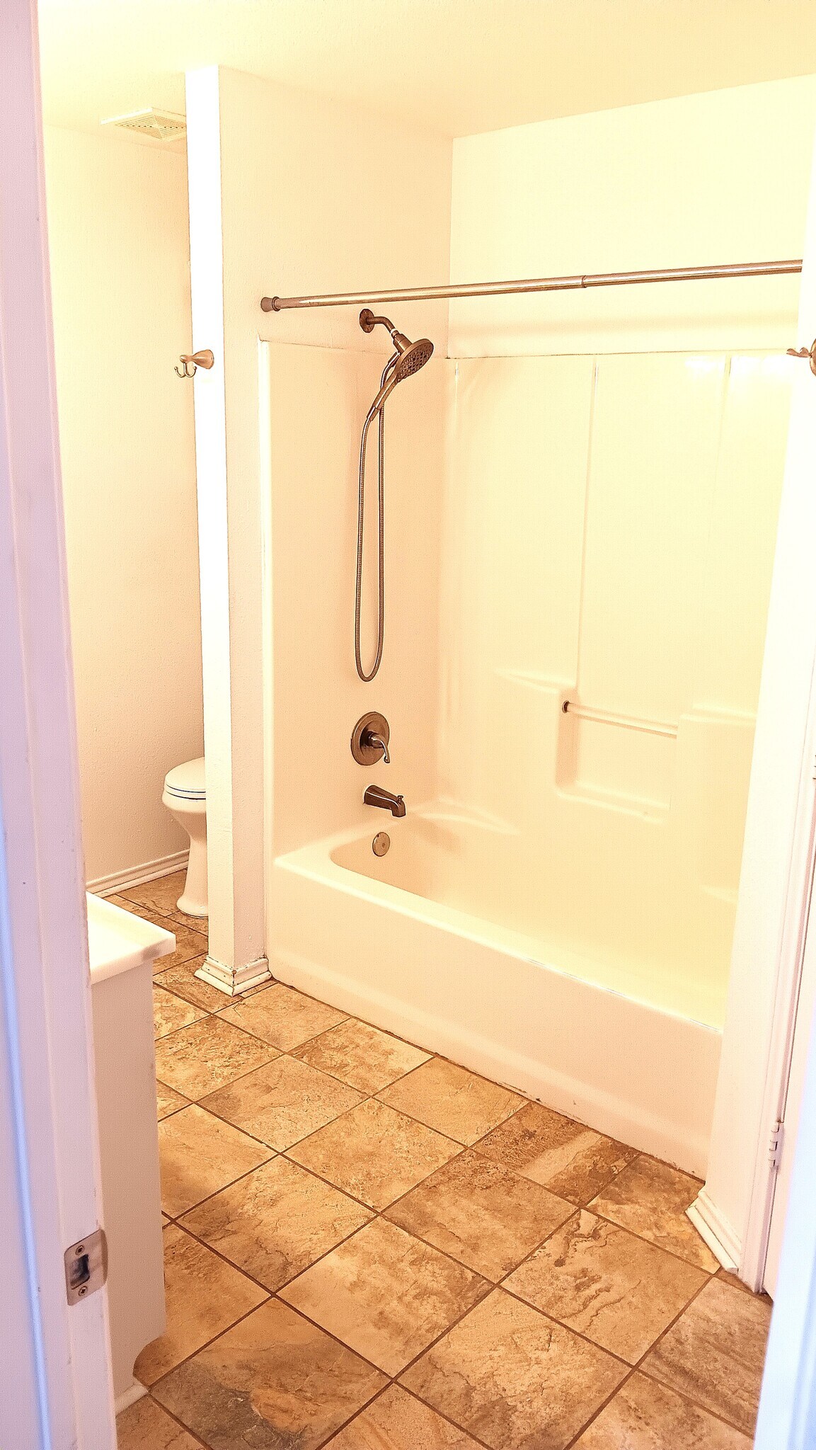 Large Master en Suite - 3113 Inglewood St