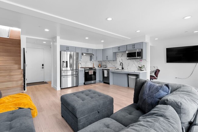 Building Photo - 825 Island Ct