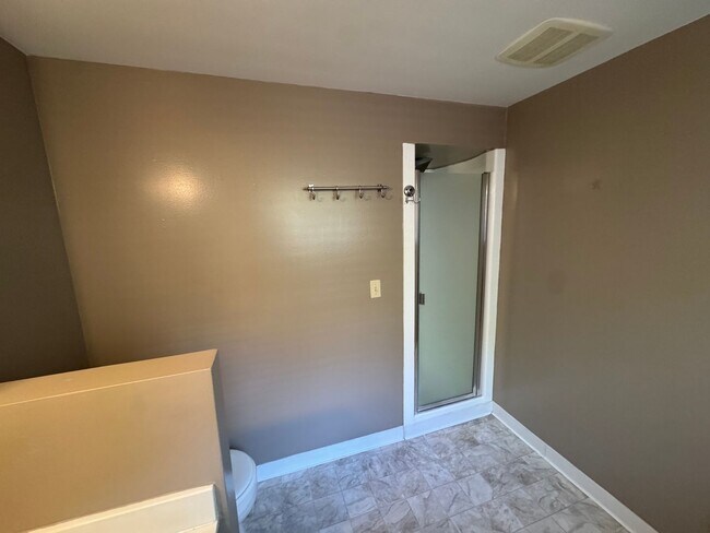 Building Photo - 611 Clubhouse Dr