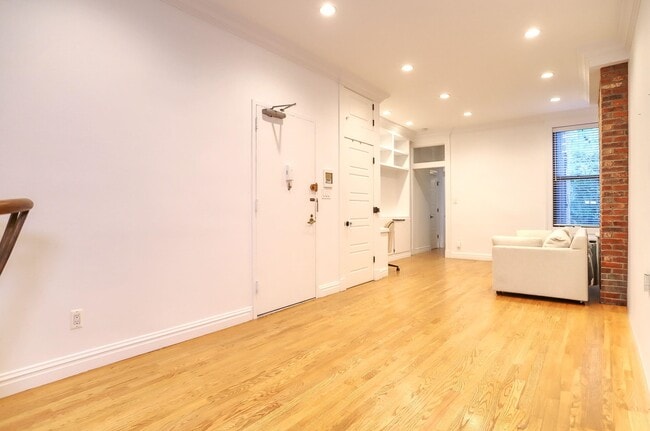 Building Photo - 1122 Hudson St
