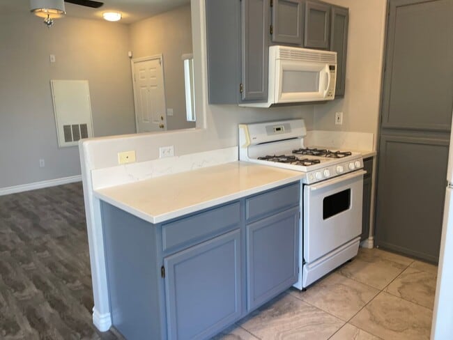 Building Photo - 2 Bedroom Summerlin Condo - Gated community