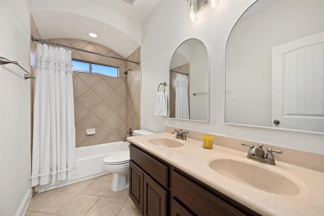 Building Photo - 8620 Alophia Dr