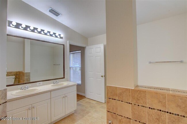 Building Photo - 2138 Caledonia Pl