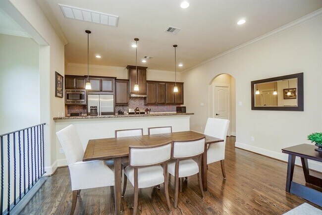 Building Photo - 1108 Peveto St