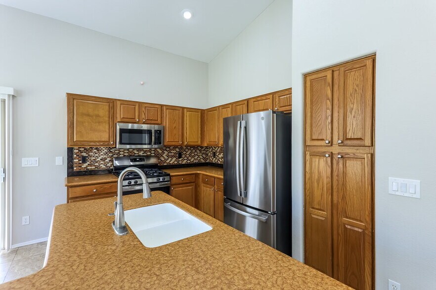 Building Photo - 3556 W Warren Ln