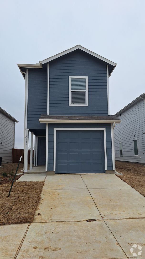 Building Photo - Townhome features 4 bedrooms and 2.5 bathr...