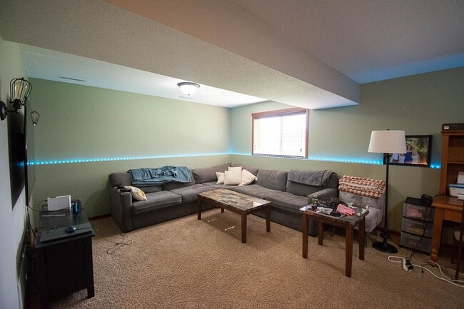 Building Photo - Spacious NW Home with Fenced Yard & Deck