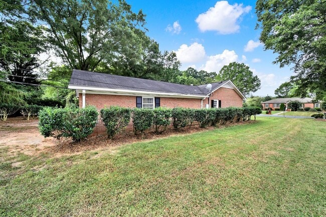 Building Photo - Beautifully Renovated Three Bed Two Bath R...