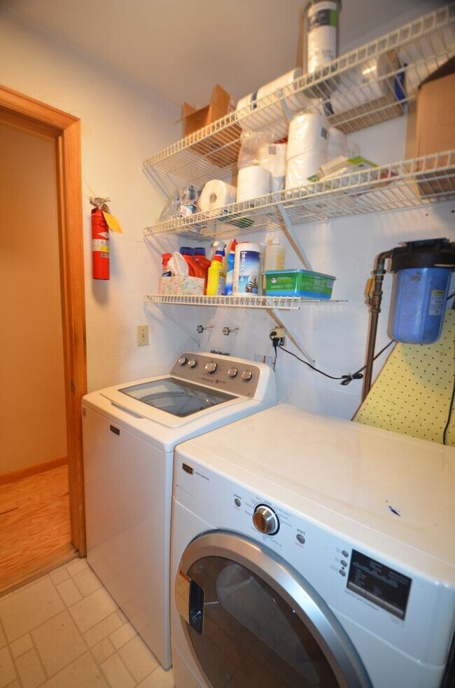 Building Photo - Extended Winter Rental!  Beautiful 3bed/2 ...