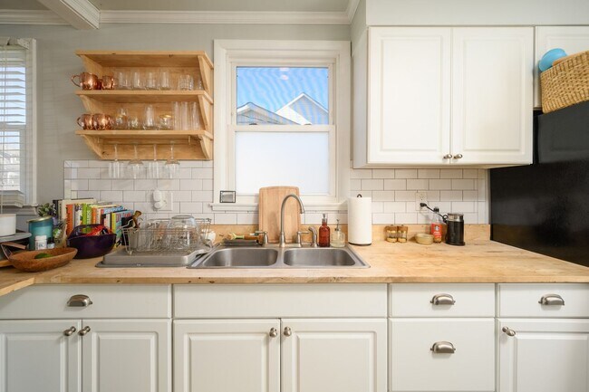 Building Photo - **RENOVATED COTTAGE IN THE NATIONS WITH AN...