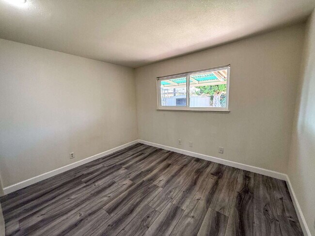 Building Photo - West Oxnard Home For Rent